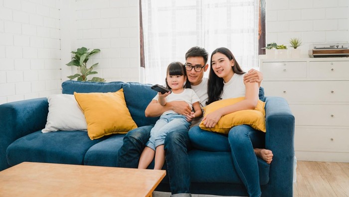 Ilustrasi nonton bersama keluarga