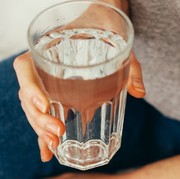 Minum Air Dingin VS Air Panas: Mana yang Terbaik untuk Turunkan Berat Badan?