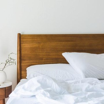 Nggak Perlu Khawatir Susah Kering, Simak Tips & Trik Mencuci Selimut selama Musim Hujan