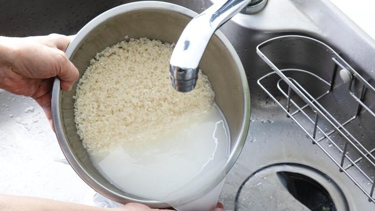 Jangan Dibuang! Ini 5 Manfaat Air Beras untuk Kecantikan Kulit hingga Rambut