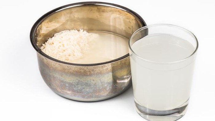 Jangan Dibuang! Ini 5 Manfaat Air Beras untuk Kecantikan Kulit hingga Rambut