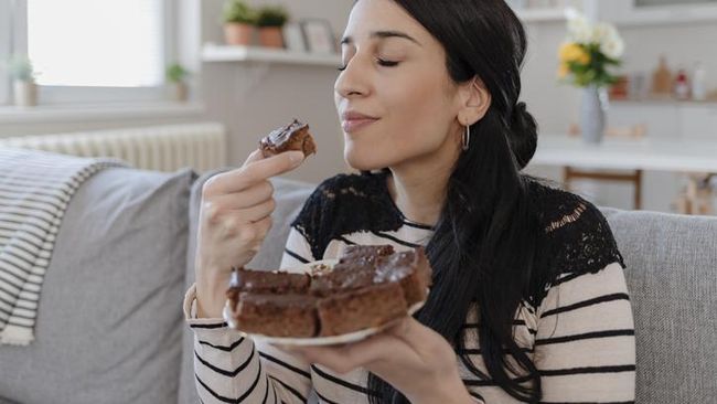 Alasan Bunda Selalu Lapar dan Ingin Makan Manis atau Asin Menjelang Haid