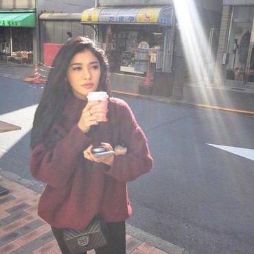 Genggam Mesra Tangan Pria Lain, Naysilla Mirdad Putus dari Roestiandi?