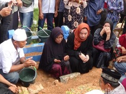 Imam S Arifin Dimakamkan Diiringi Isak Tangis Keluarga