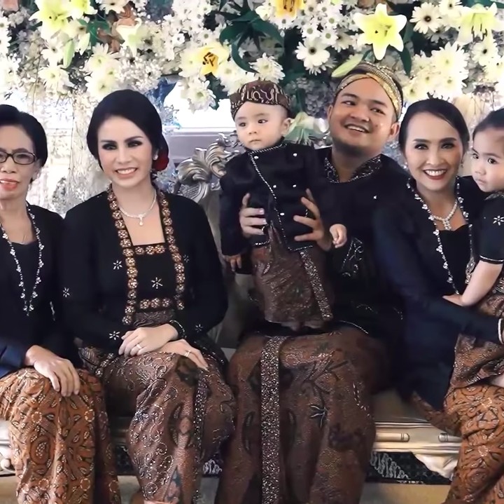 <p>Acara digelar sangat meriah meskipun hanya mendatangkan segelintir tamu undangan, lho. (Foto: YouTube Momo YouTube Channel)</p>
