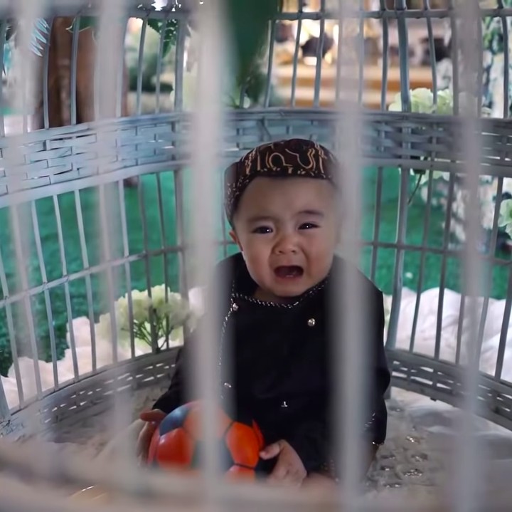 <p>Saat berada di dalam kurungan, Abe berkesempatan untuk memilih beberapa mainan yang akan mewakilkan cita-citanya nanti, Bunda. Abe pun memilih mainan mobil dan bola. (Foto: YouTube Momo YouTube Channel)</p>