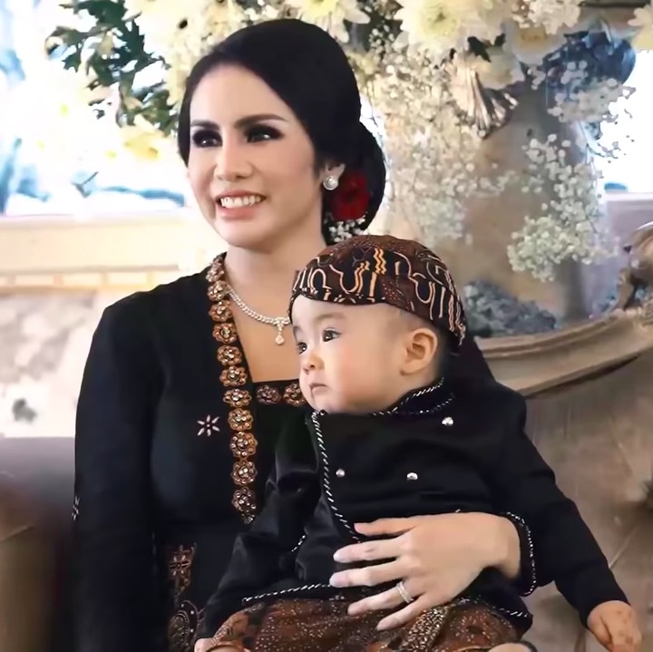 <p>Melihat mainan yang dipilih oleh Abe, Momo berharap agar kelak Abe memiliki sebuah klub bola dunia. Sementara itu, mobil-mobilan yang dipilih mengingatkan Momo dengan kakek Abe yang juga menyukai mobil. (Foto: YouTube Momo YouTube Channel)</p>