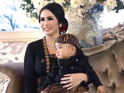 7 Potret Anak Kedua Momo Eks Geisha Jalani Tedak Siten, yang Dipilih Mainan Ini Bun