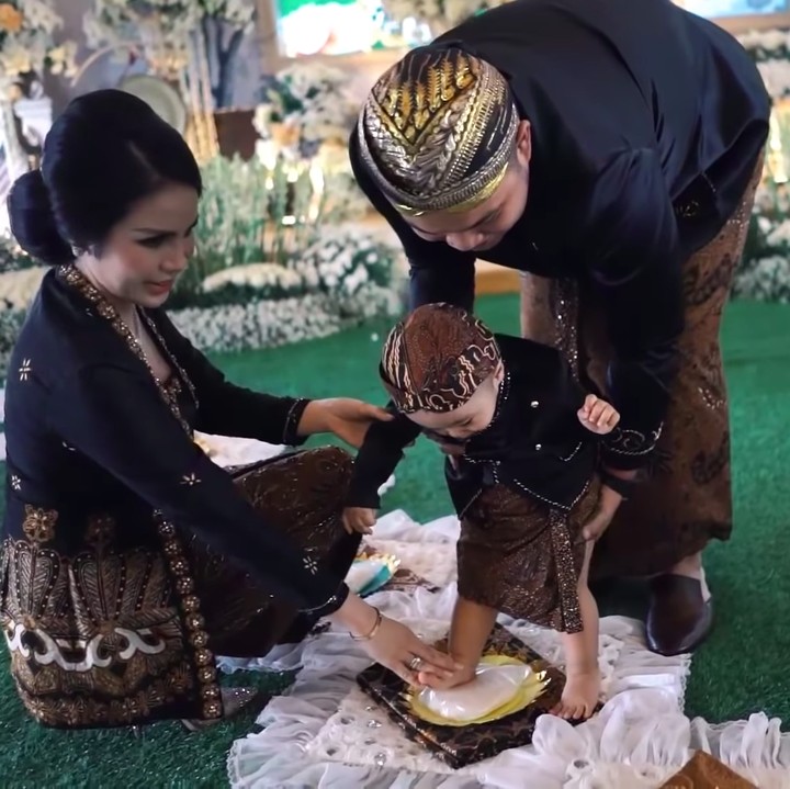 <p>Abe bersama dengan kedua orang tuanya pun mengikuti serangkaian prosesi Tedak Siten dengan sangat khitmad. (Foto: YouTube Momo YouTube Channel)</p>