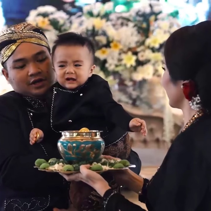<p>Anak kedua Momo eks Geisha, Aberico Mikaelmoza Samudera, baru saja menjalani prosesi Tedak Siten atau turun tanah, Bunda. (Foto: YouTube Momo YouTube Channel)</p>