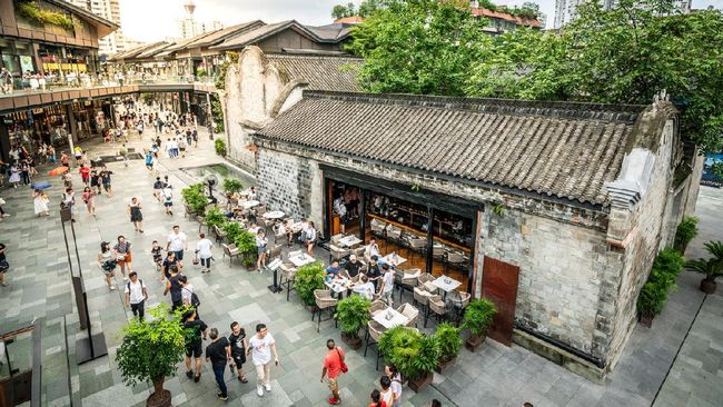 Pemandu wisata itu membawa mereka ke beberapa toko yang menjual batu permata di China, namun kebanyakan anggota rombongan hanya berkunjung tanpa berbelanja.