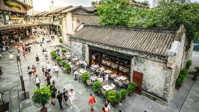 Female Tour Guide in China Gets Angry with Tourist Group for Not Shopping: Viral Video