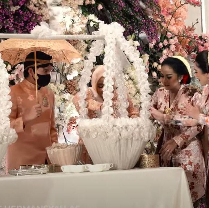 <p>Acara tersebut ditutup dengan prosesi dodol rujak, Aurel dan Atta jualan rujak sebagai simbol keberkahan dan juga doa agar anak menuai kesuksesan di masa depan. Hingga akhir acara nampak Anang dan Ashanty mendampingi Krisdayanti yang hadir tanpa kehadiran Raul Lemos. Wah, ikut senang ya melihat keharmonisan keluarga mereka. (Foto: YouTube The Hermansyah A6)</p>
