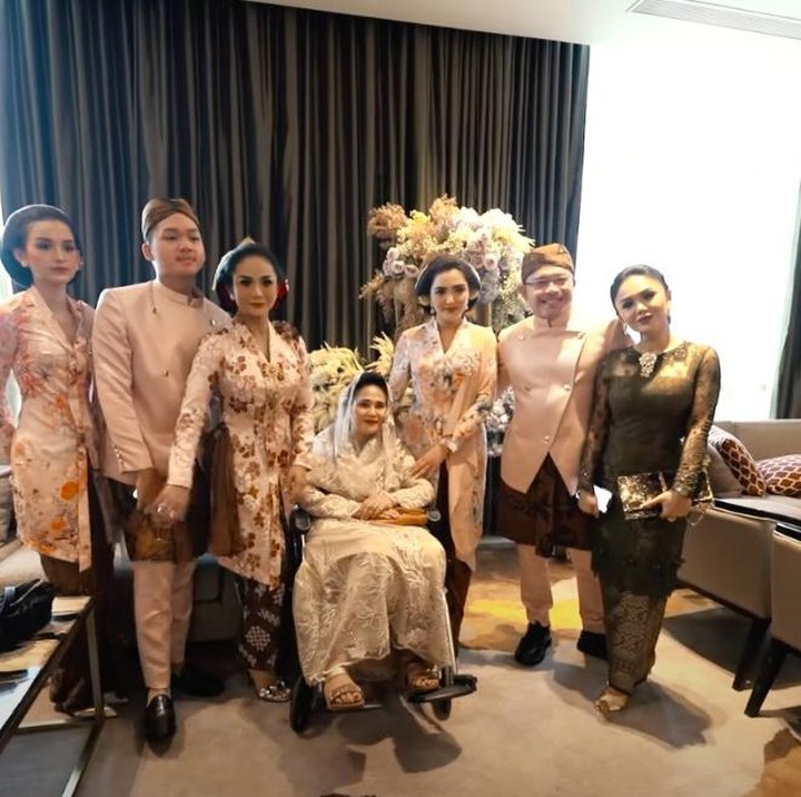 <p>Keluarga Anang Hermansyah-Ashanty dan Krisdayanti terlihat kompak datang serta ikuti persiapan acara. Dalam momen tujuh bulanan ini, Anang dan KD tuai pujian karena akur dan perlihatkan kedekatannya. (Foto: YouTube The Hermansyah A6)</p>