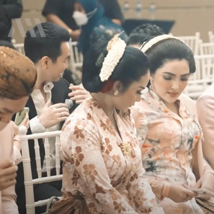 <p>Acara tujuh bulanan Aurel dan Atta dilaksanakan dengan adat Jawa, Bunda. Semua keluarga tampil mengenakan pakaian adat Jawa dan rangkaian pun dipandu oleh pemangku adat. Melihat Anang masih menjaga hubungan baik dengan mantan istri dan keluarganya, membuat netizen kagum dan memberikan banyak pujian. (Foto: YouTube The Hermansyah A6)</p>
