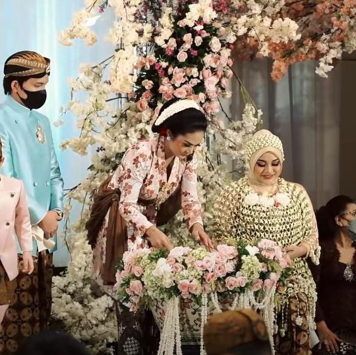 <p>Acara berlanjut ke prosesi siraman, Bunda. Dalam adat Jawa, acara mitoni ini ditujukan semata-mata agar persalinan lancar dan juga disertai doa agar anak tumbuh menjadi pribadi yang baik.</p>