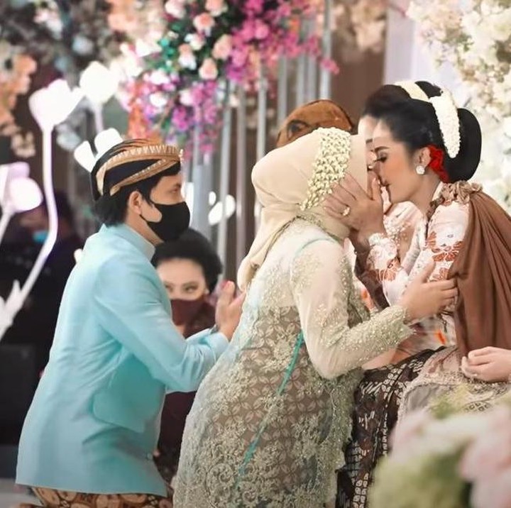 <p>Giliran Aurel sungkeman dengan KD. KD terlihat berpesan sesuatu dan mendoakan Aurel. Matanya terlihat berkaca-kaca memandang Aurel. (Foto: YouTube The Hermansyah A6)</p>
