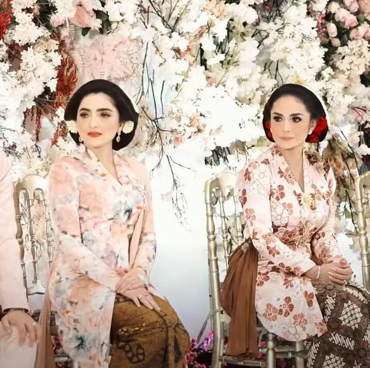 <p>Dalam momen ini, Ashanty dan KD juga kompak. Keduanya kerap berbincang bersama. Sejak acara belum dimulai Anang nampak santai dan enggak canggung menemani Krisdayanti dan Ashanty berbincang. (Foto: YouTube The Hermansyah A6)</p>