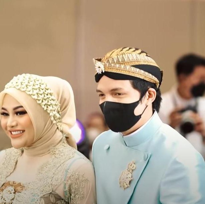 <p>Aurel Hermansyah dan Atta Halilintar belum lama ini melakukan acara syukuran tujuh bulanan di hotel berbintang, di Jakarta. Acara tersebut mengundang keluarga dan sahabat terdekat. (Foto: YouTube The Hermansyah A6)</p>