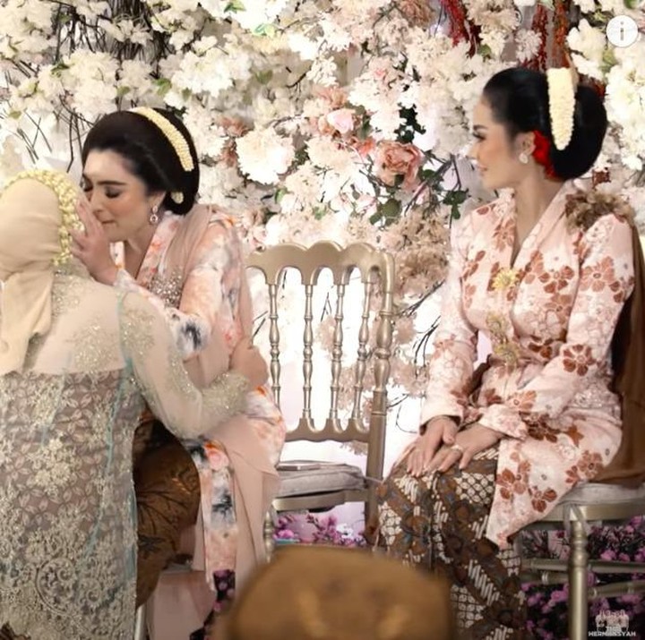 <p>Acara dibuka dengan sambutan dan prosesi sungkeman. Aurel melakukan sungkem satu persatu dengan keluarganya. Mulai dari Atta, Anang, Ashanty, KD, dan lainnya. Ashanty pun nampak berbesar hati melihat anak sulungnya itu melakukan sungkeman terlebih dahulu pada Ashanty. (Foto: YouTube The Hermansyah A6)</p>