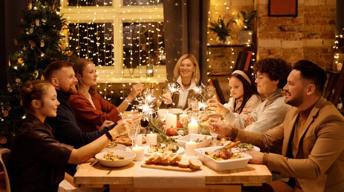 5 Kegiatan Ini Bisa Menjadi Alasan Mengapa Kamu Perlu Merayakan Hari Natal sampai Tahun Baru Cukup di Rumah Aja!
