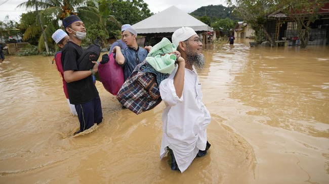 Setidaknya lima orang tewas dan 41 ribu lainnya dievakuasi akibat banjir yang menerjang Malaysia sejak akhir pekan lalu hingga hari ini, Senin (20/12).
