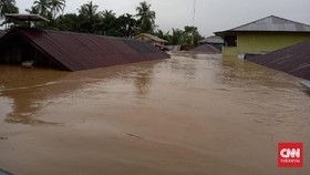 Banjir Rendam 16 Kecamatan di Mandailing Natal Sumut, Capai Atap Rumah