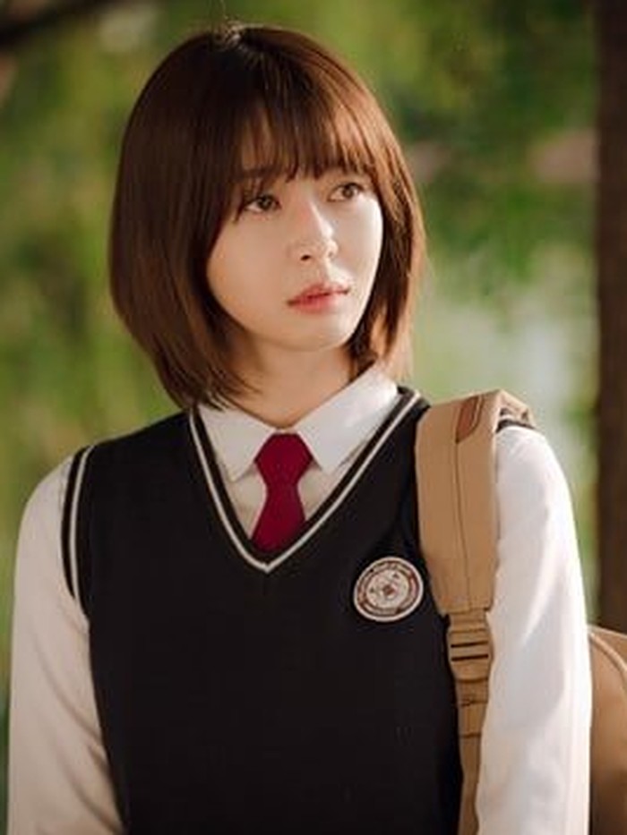 Dengan potongan rambut pendek yang fresh dan memberi kesan imut, Kwon Nara bernostalgia ke masa SMA dalam drama Itaewon Class dengan balutan seragam yang manis. Aktris yang satu ini terlihat cocok banget memakai seragam sekolah ya, Beauties!/ Foto: JTBC Drama