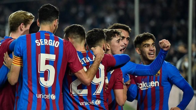 Barcelona menang dramatis, 3-2, atas Elche pada matchday ke-18 di Stadion Camp Nou, Minggu (19/12) dini hari WIB.