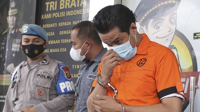Artis Bobby Joseph ditetapkan sebagai tersangka terkait kasus kepemilikan narkoba jenis tembakau sintetis.