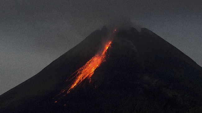 BPPTKG menyebutkan Gunung Merapi mengeluarkan guguran lava sebanyak 43 kali selama periode pengamatan 5 Agustus-11 Agustus 2022.