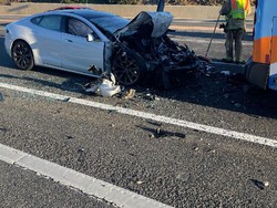 Diduga Silau Karena Cahaya Matahari, Sebuah Mobil Tesla Hantam Bus dari Belakang