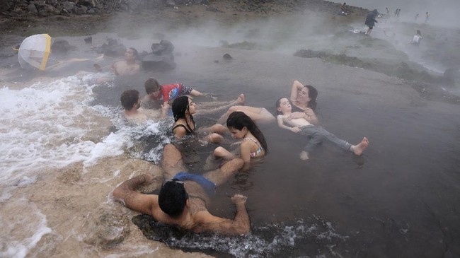 FOTO: Membuang Penat di Kolam Air Panas Dataran Tinggi Golan Israel