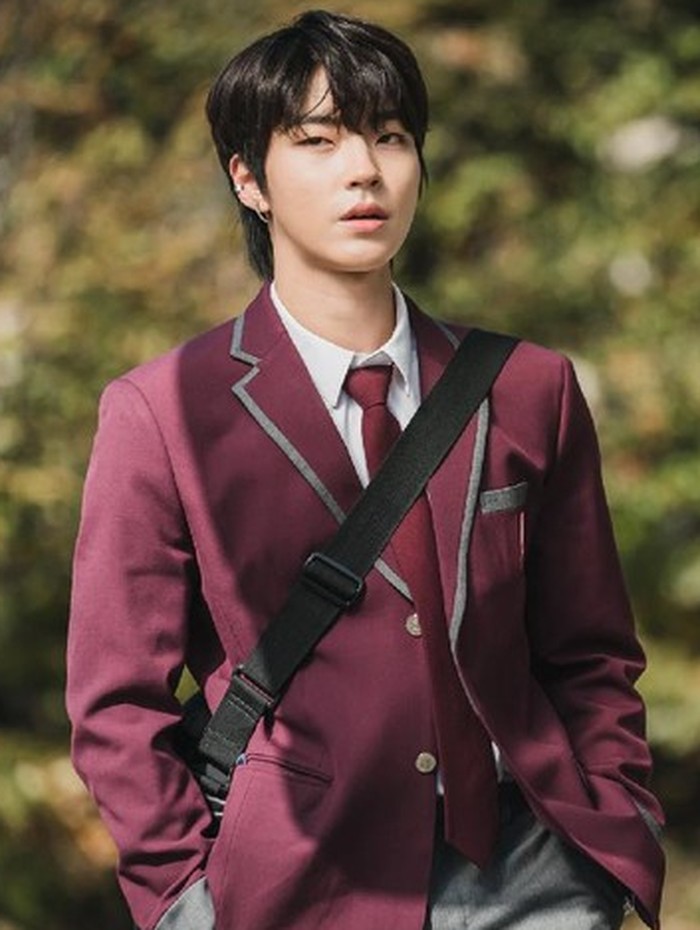 Kembali mendapat peran sebagai anak sekolah, popularitas Hwang In Youp berkat perannya di True Beauty makin melesat naik. Dan lagi, perannya kali ini merupakan kombinasi ‘bad boy’ dan ‘sad boy’, Beauties./ Foto: tvN Drama