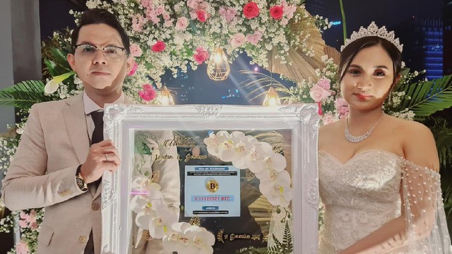 Pasangan penganten di Indonesia menikah dengan mahar atau mas kawin bitcoin sebanyak 1,11 keping senilai Rp719 juta.