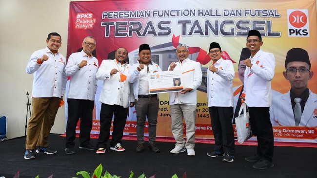 Komedian Sunarji alias Narji resmi terjun ke politik setelah menjadi kader PKS. Narji sebelumnya sempat dikabarkan akan gabung Demokrat.