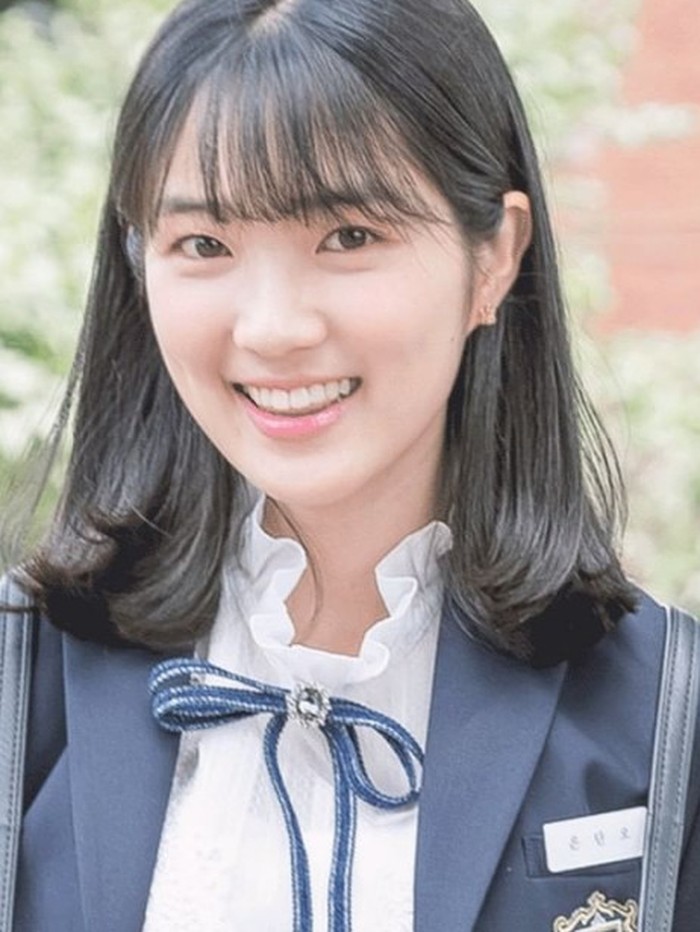 Punya postur tubuh mungil dan wajah imut, membuat aktris Kim Hye Yoon terlihat makin cantik ketika berperan sebagai murid SMA di drama Extraordinary You. Dengan riasan wajah natural, memberi kesan fresh ala remaja pada visual-nya yang menawan./ Foto: instagram.com/hye_yoon1110