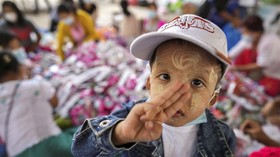 FOTO: Myanmar Memanas, Ratusan Orang Melarikan Diri ke Thailand