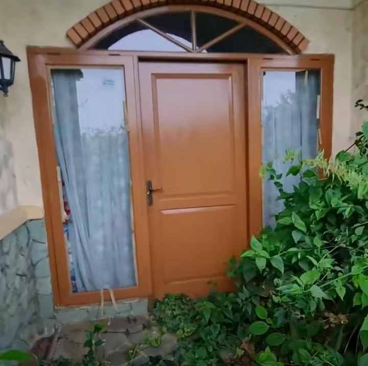<p>Salah satu rumah terbengkalai terlihat masih memiliki dinding yang kokoh. Pintu rumah pun masih tertutup rapat. (Foto: YouTube Alman Mulyana)</p>