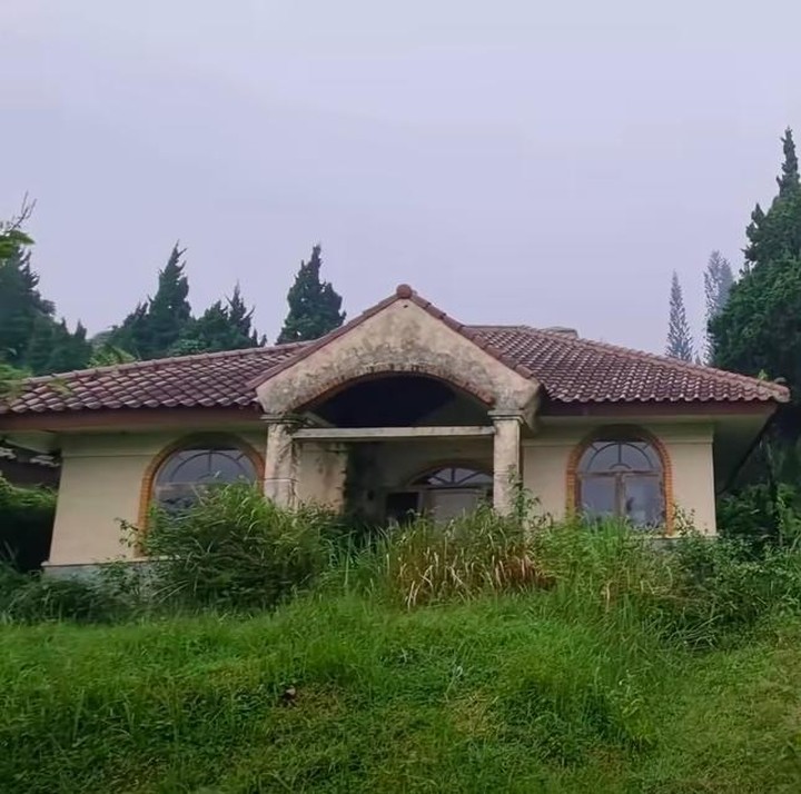 <p>Sementara itu, ada pula rumah-rumah mewah kosong yang masih bagus dan layak huni. Bahkan terlihat megah meskipun sudah ditumbuhi semak-semak. (Foto: YouTube Alman Mulyana)</p>