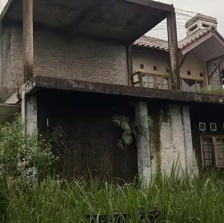 <p>Belum lama ini, Alman Mulyana dalam YouTube miliknya memperlihatkan perkampungan elite tanpa penghuni. Banyak rumah-rumah mewah yang ditinggalkan pemiliknya. (Foto: YouTube Alman Mulyana)</p>