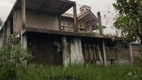 <p>Belum lama ini, Alman Mulyana dalam YouTube miliknya memperlihatkan perkampungan elite tanpa penghuni. Banyak rumah-rumah mewah yang ditinggalkan pemiliknya. (Foto: YouTube Alman Mulyana)</p>