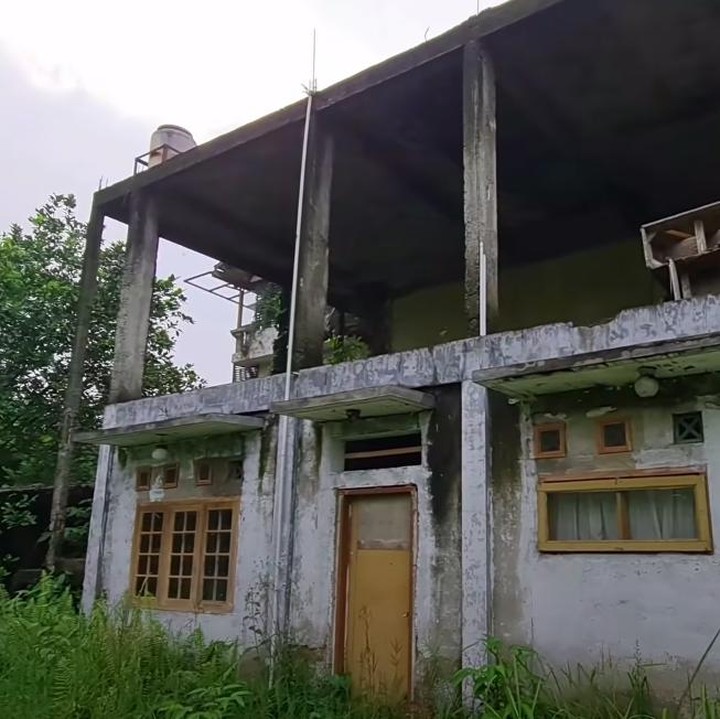<p>Alman Mulyana masih belum tahu alasan para penghuni meninggalkan rumah-rumah mewah mereka. Tapi yang jelas, mereka sepertinya meninggalkan rumah secara bersamaan. (Foto: YouTube Alman Mulyana)</p>