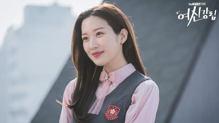 Sempat dirundung dan tidak percaya diri dengan penampilannya, Moon Gayoung sukses memukau penonton dengan kecantikan alaminya sebagai siswi SMA dalam drama True Beauty / foto: tvN Drama