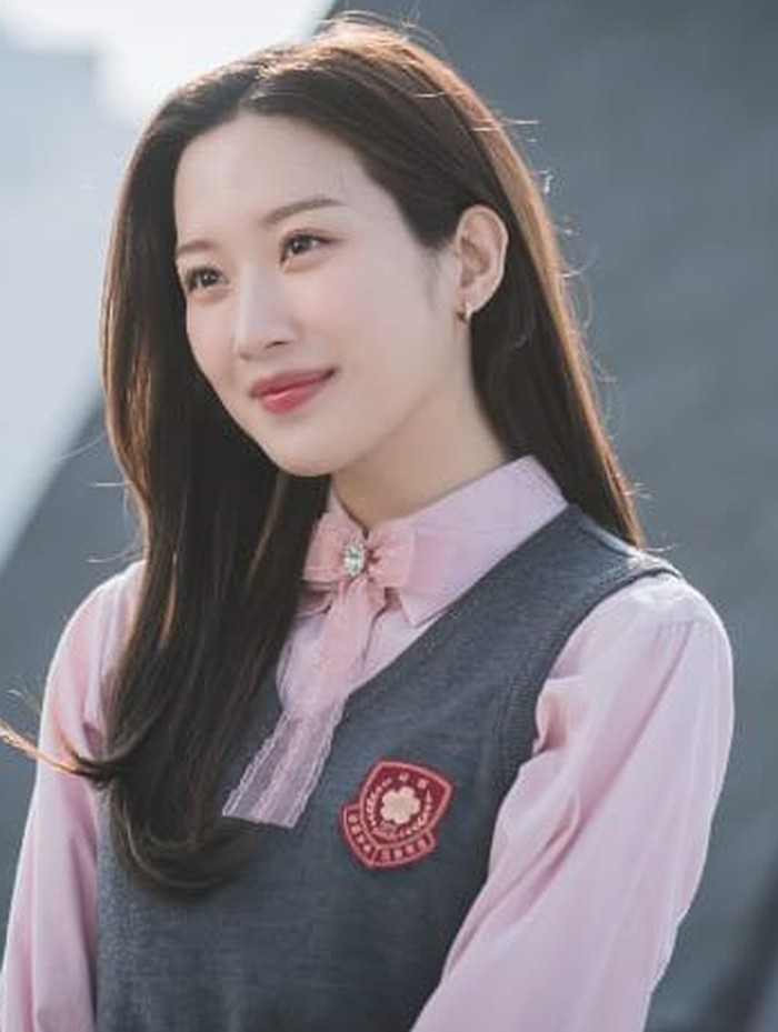 Sempat dirundung dan tidak percaya diri dengan penampilannya di drama True Beauty, Moon Ga Young sukses memukau penonton dengan kecantikan alaminya sebagai siswi SMA dalam drama komedi romantis tersebut!/ Foto: tvN Drama