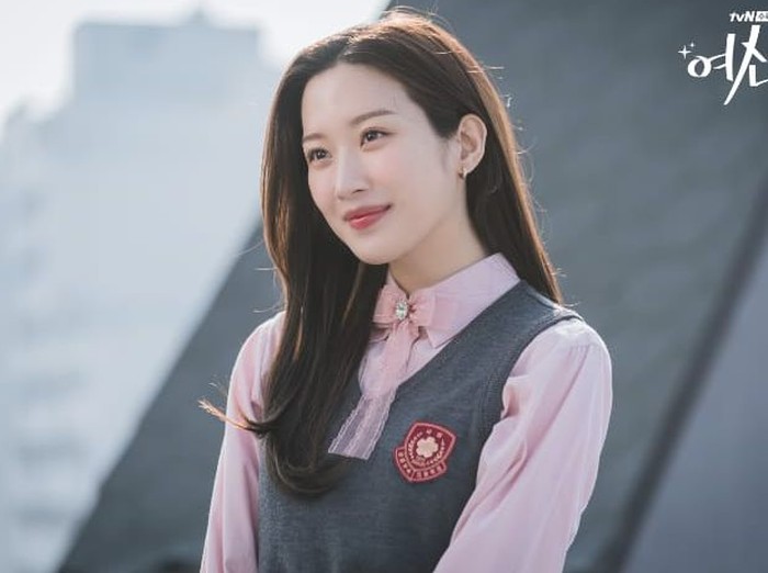 Sempat dirundung dan tidak percaya diri dengan penampilannya, Moon Gayoung sukses memukau penonton dengan kecantikan alaminya sebagai siswi SMA dalam drama True Beauty / foto: tvN Drama