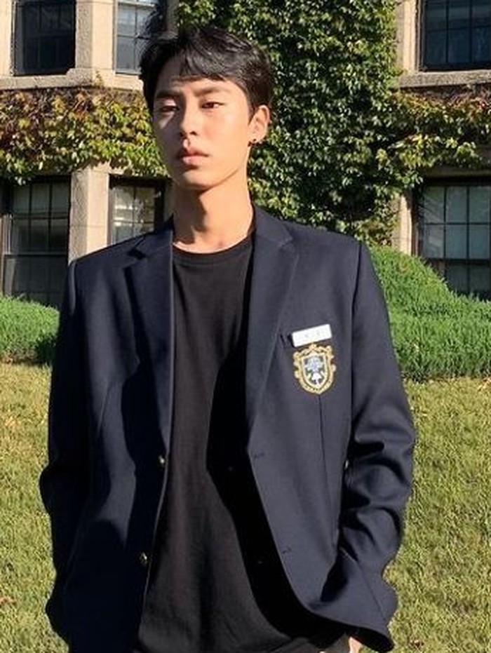 Tampan dan jago olahraga, membuat Lee Jae Wook menjadi sosok murid laki-laki populer satu sekolah di drama Extraordinary You. Gayanya yang memberi kesan 'bad boy' dalam balutan seragam sekolah pun turut mencuri perhatian!/ Foto: instagram.com/jxxvvxxk