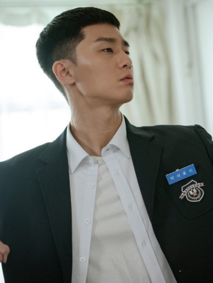 Bukan hanya Kwon Nara, namun aktor Park Seo Joon yang menjadi pemeran utama di drama Itaewon Class juga sempat pakai seragam SMA dalam drama yang satu ini, lho. Terlihat awet muda bak remaja, siapa sangka kalau Park Seo Joon baru saja berulang tahun yang ke-33 tahun di bulan Desember ini?/ Foto: JTBC Drama