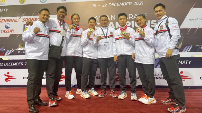 Tim Karate Indonesia meraih dua emas, satu perak, dan satu perunggu di Kejuaraan Asia tanpa diiringi bendera Merah Putih dalam seremoni penyerahan medali.