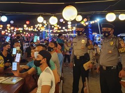 Aparat Cek Sertifikat Vaksinasi Wisatawan di Pangandaran